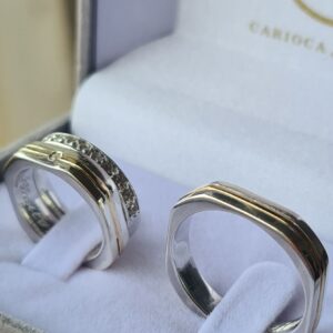 Aliança quadrada com ficou de Ouro 18k  4mm - Imagem 1