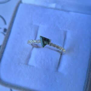 Anel Triangular Verde Musgo - Imagem 1